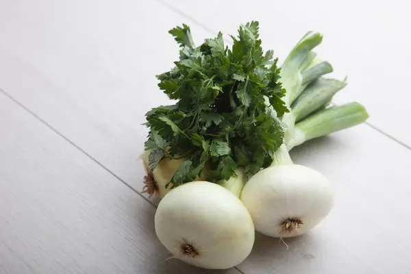 soğan ve maydanoz beyaz masa