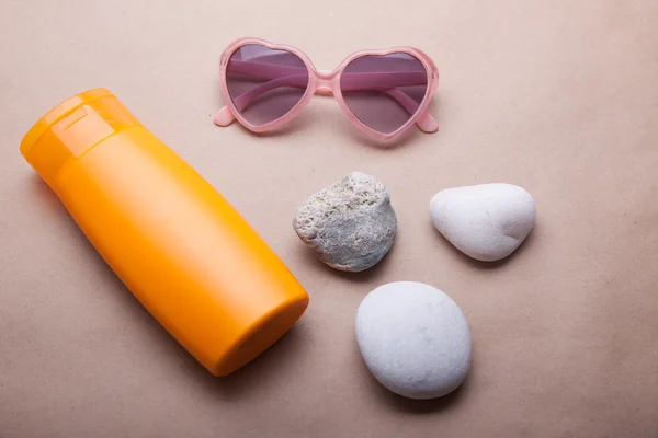 Güneş yanığı losyonu ve gözlük