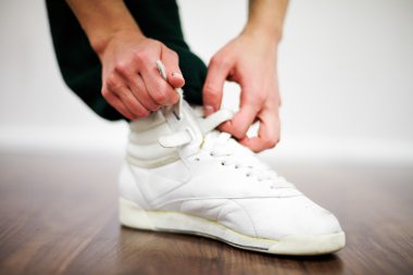 spor ayakkabı bağlama