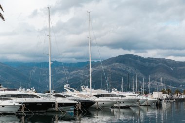 Marinada demirlemiş yat