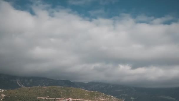 Courir des nuages au-dessus de la ville Budva — Video