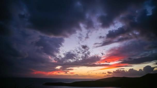 Φωτεινό ηλιοβασίλεμα και λάμψη σύννεφα — Αρχείο Βίντεο