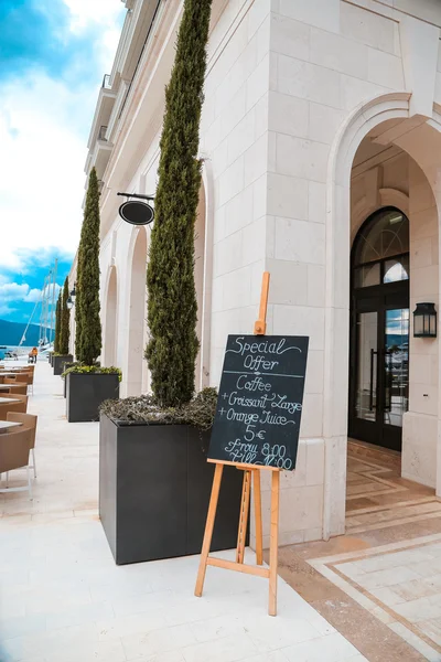 bir tahtaya yazılan Restoran Menü