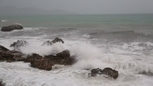 Mer orageuse et pluie sur la plage 