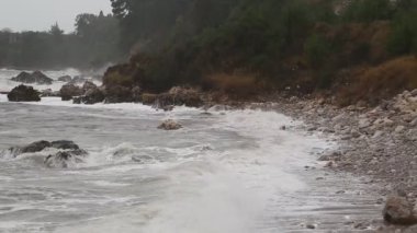 Plaj üzerinde yağmur ile fırtınalı denizde