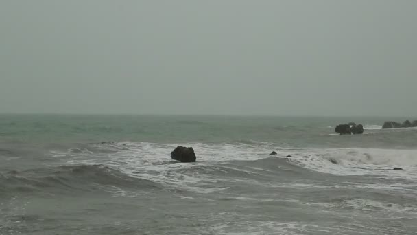 波涛汹涌的海面，有雨 — 图库视频影像