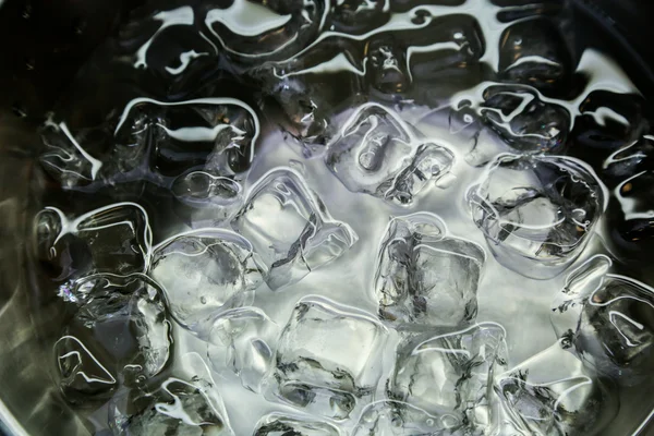 물 속에 있는 얼음 덩어리 — 스톡 사진