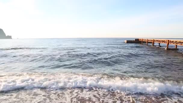 在旧城前面的沙滩上的波浪 — 图库视频影像