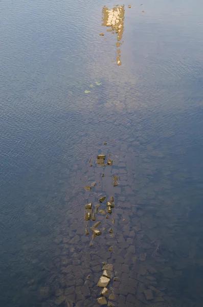 Alte Ziegelmauer unter Wasser — Stockfoto