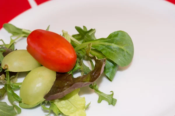 Kirschtomaten und Maissalat — Stockfoto