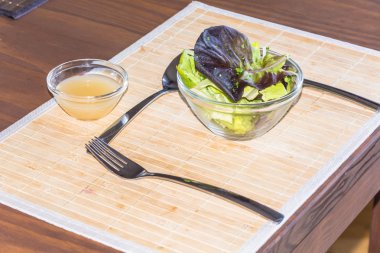 Çatal-bıçak ile tablo koydu