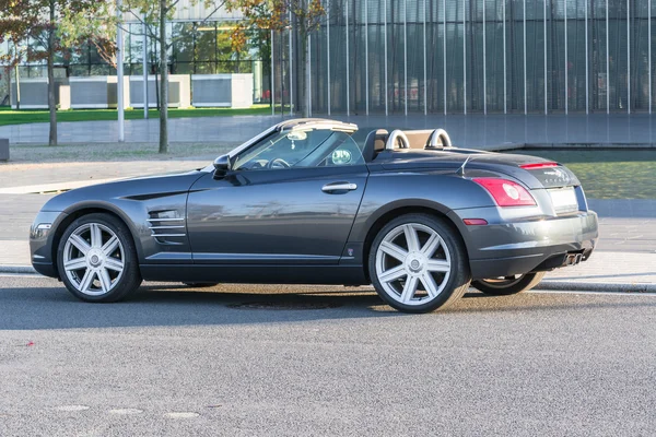 Chrysler Crossfire, before the administration building of Thysse — Stock Photo, Image