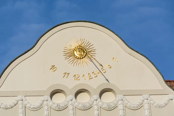 Relógio de relógio de sol em uma fachada de casa — Fotografia de Stock