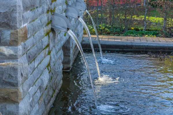 Vattenförsörjningen för en trädgård damm. — Stockfoto