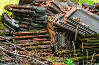 eski kiremit yığını.