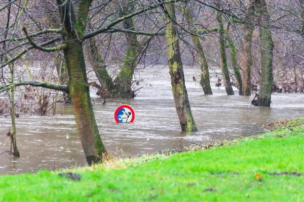 Overstroomd embankment in zware regen — Stockfoto