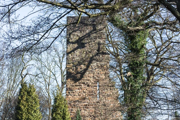 Turmburg Ruine Luttelnau in Essen-Kettwig. — Stockfoto