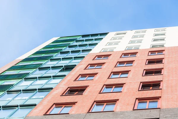Vista colorida da fachada de um arranha-céu — Fotografia de Stock