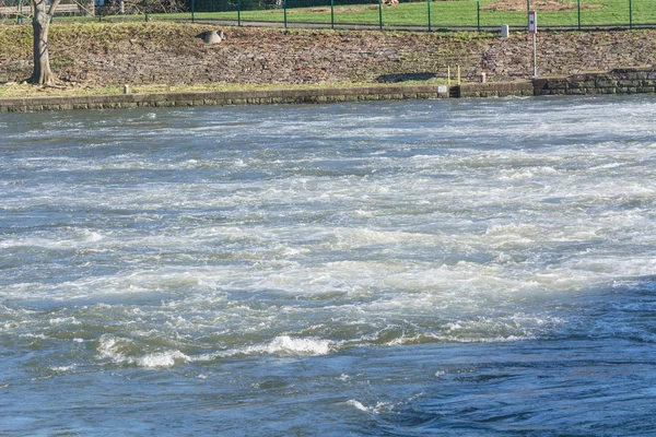 Översvämmade vallen i kraftigt regn — Stockfoto