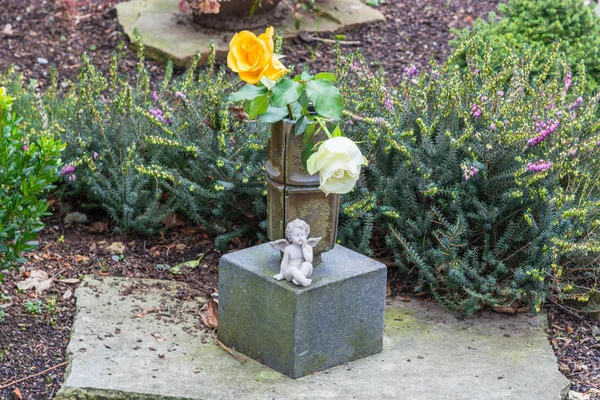 Grave decorations, angels on grave stone — Stock Photo, Image