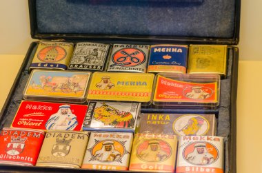 Tütün kutuları ile eski bavul