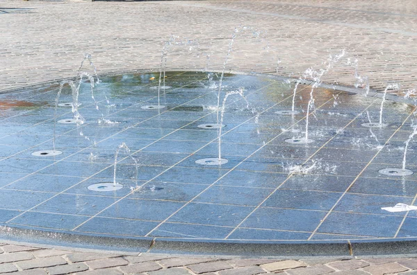 Caractéristiques de l'eau dans un centre-ville . — Photo