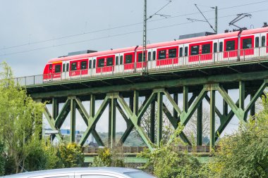 Hızlı trende kırmızı: Essen Kettwig demiryolu Köprüsü       