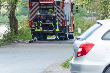 Üniformalı itfaiye eğitim sırasında.   