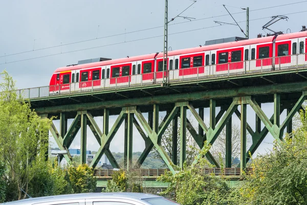 Hızlı trende kırmızı: Essen Kettwig demiryolu Köprüsü       