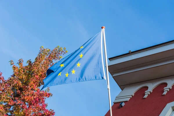 Bandera de la UE frente a un edificio antiguo — Foto de Stock
