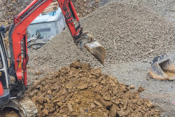 Mini excavadora con trabajos de excavación — Foto de Stock