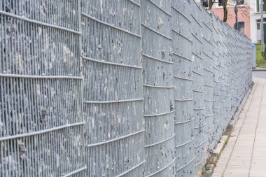 Gabion, kalın taşlarla dolu metal sepet..      