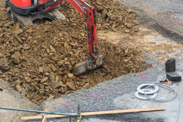 Mini excavadora con trabajos de excavación — Foto de Stock