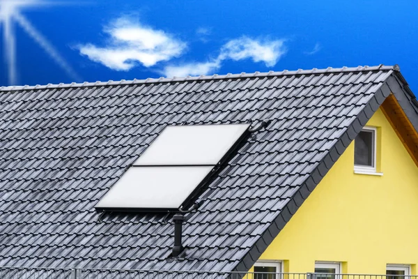 屋顶上的太阳能电池板 免版税图库照片