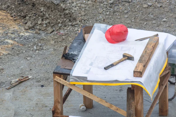 Mimarlar planı üzerinde basit bir ahşap tablo — Stok fotoğraf