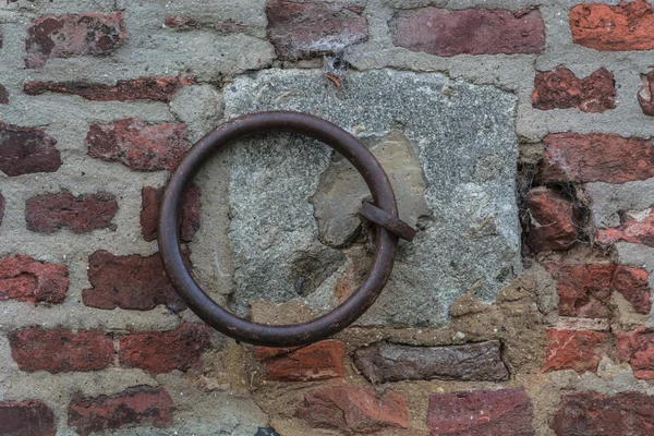 Järnring på en vägg — Stockfoto