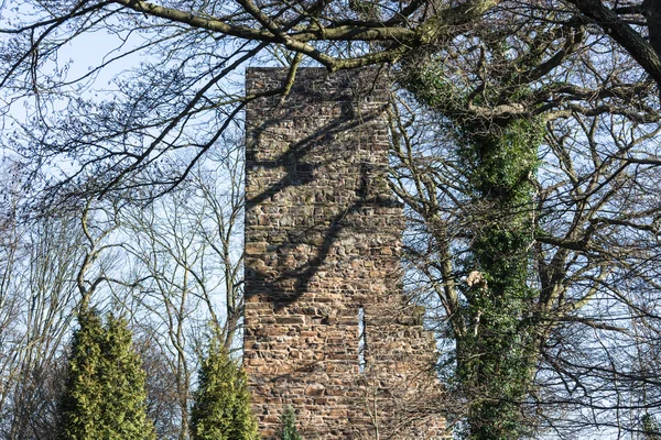 Zřícenina hradu Věž Luttelnau v Essenu Kettwig. — Stock fotografie