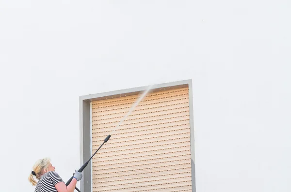 High-pressure cleaning facade