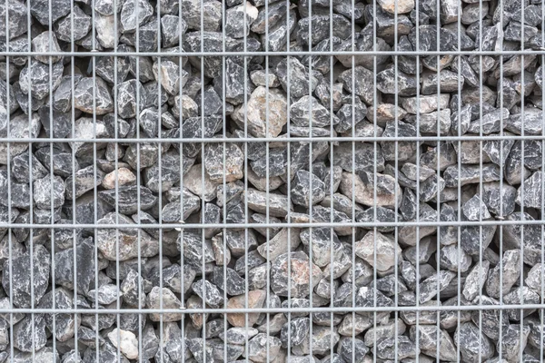 Gabion, metalen mandje gevuld met dikke stenen. — Stockfoto