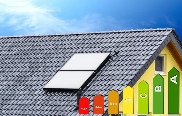 太阳能电池板上的屋顶和能源标签 图库照片