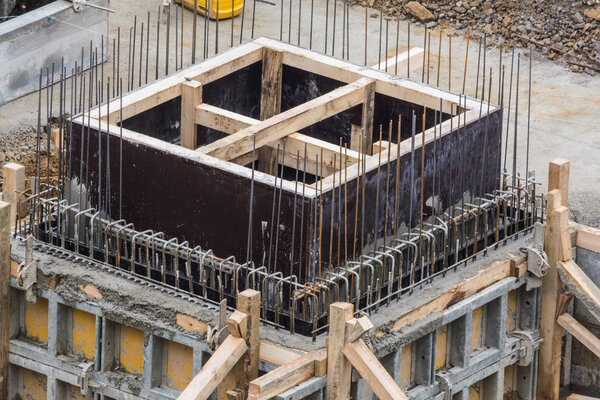 Foundation building of steel and concrete for the construction of an apartment building with underground parking.