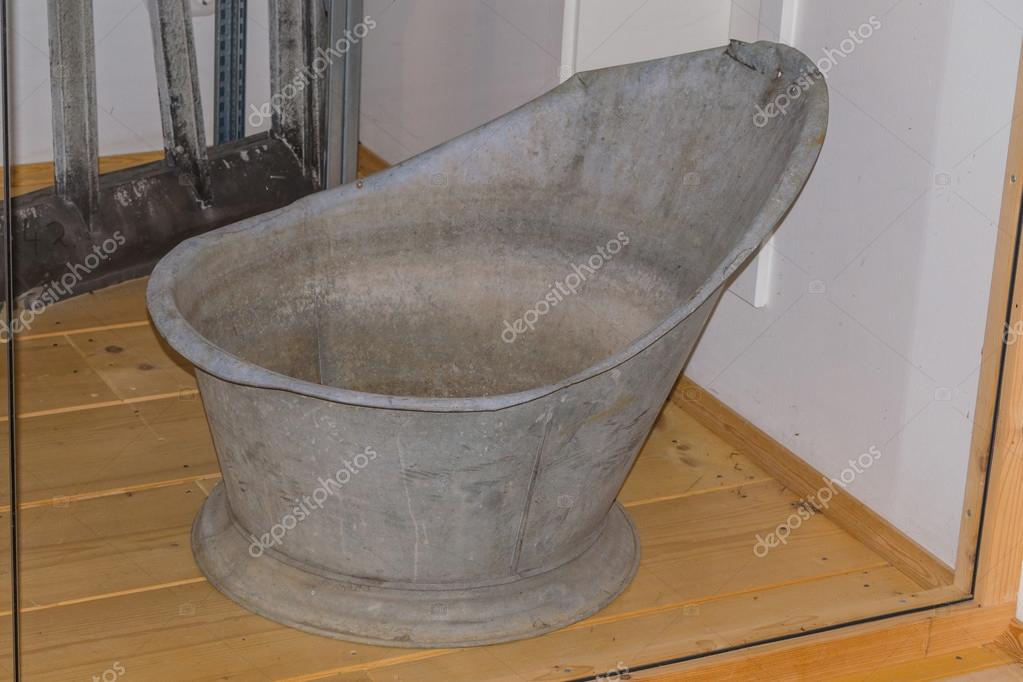 Vecchia vasca da bagno vuota dello zinco — foto stock © nikd51 ... Vecchia vasca da bagno