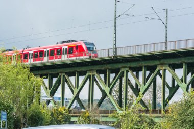 Hızlı trende kırmızı: Essen Kettwig demiryolu Köprüsü       