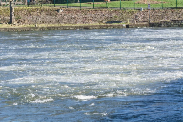 Översvämmade vallen i kraftigt regn — Stockfoto