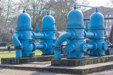 Eski sanayi dikiş makinesi, su türbini