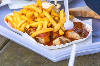 Kağıt torba currywurst ve patates kızartması ile      
