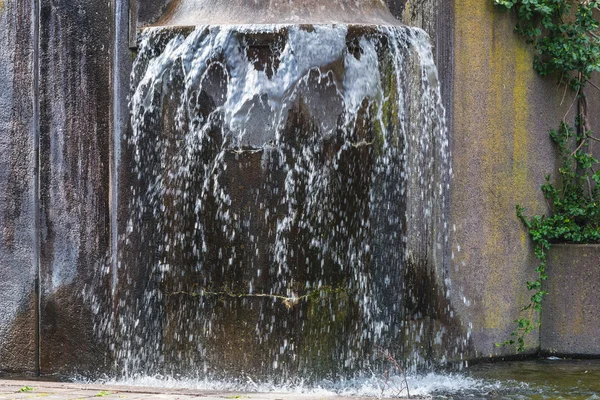 Künstlich angelegter Wasserfall, Brunnen — Stockfoto