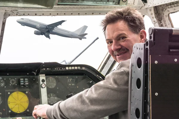 Hombre en cabina de avión . — Foto de Stock