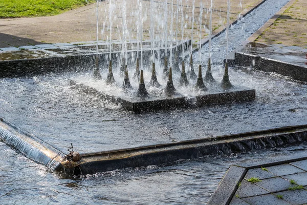 Künstlich angelegter Wasserfall, Brunnen — Stockfoto