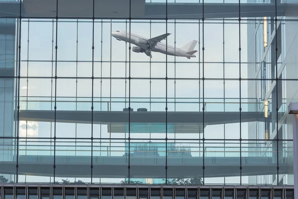 Bürogebäude Glasfassade im Hintergrund ein Flugzeug Einnahme von — Stockfoto